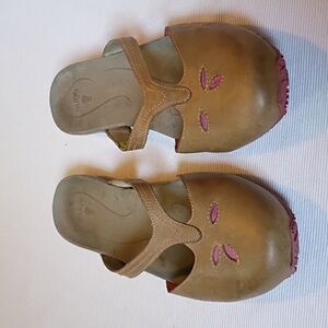 Ahnu Leaf Cutout Slides